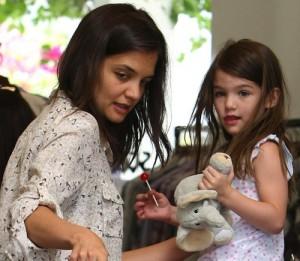 2011__04__Katie_Holmes_Suri_April5 300&#215;261.jpg