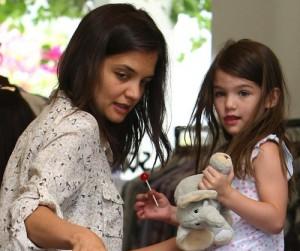 2011__04__Katie_Holmes_Suri_April5 300×261.jpg
