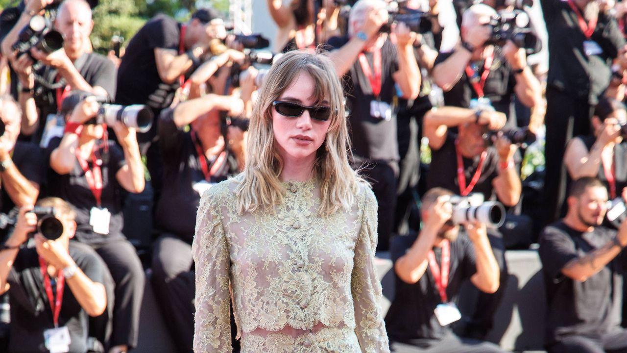 image of Suki Waterhouse is determined to protect her daughter's privacy.