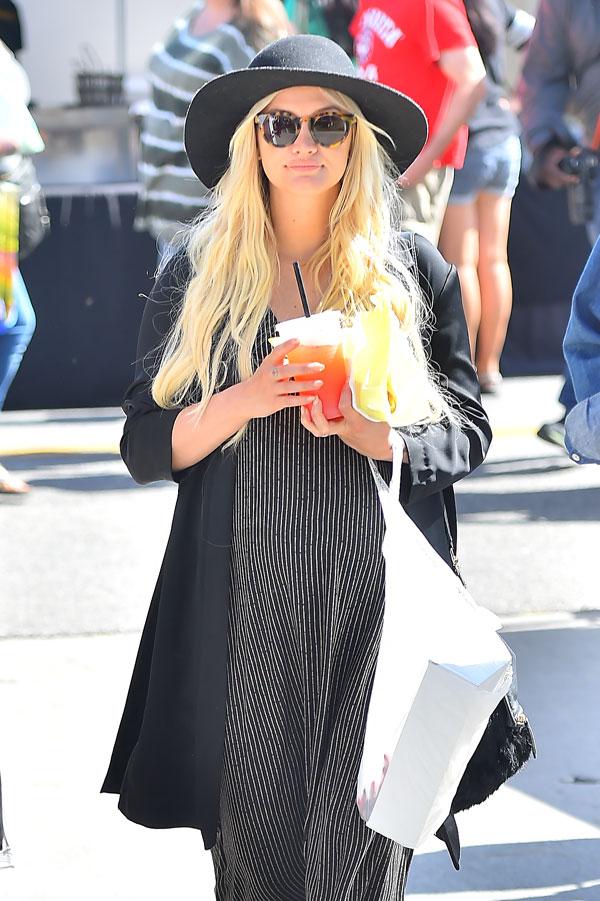 Pregnant ashlee simpson kisses evan ross 03