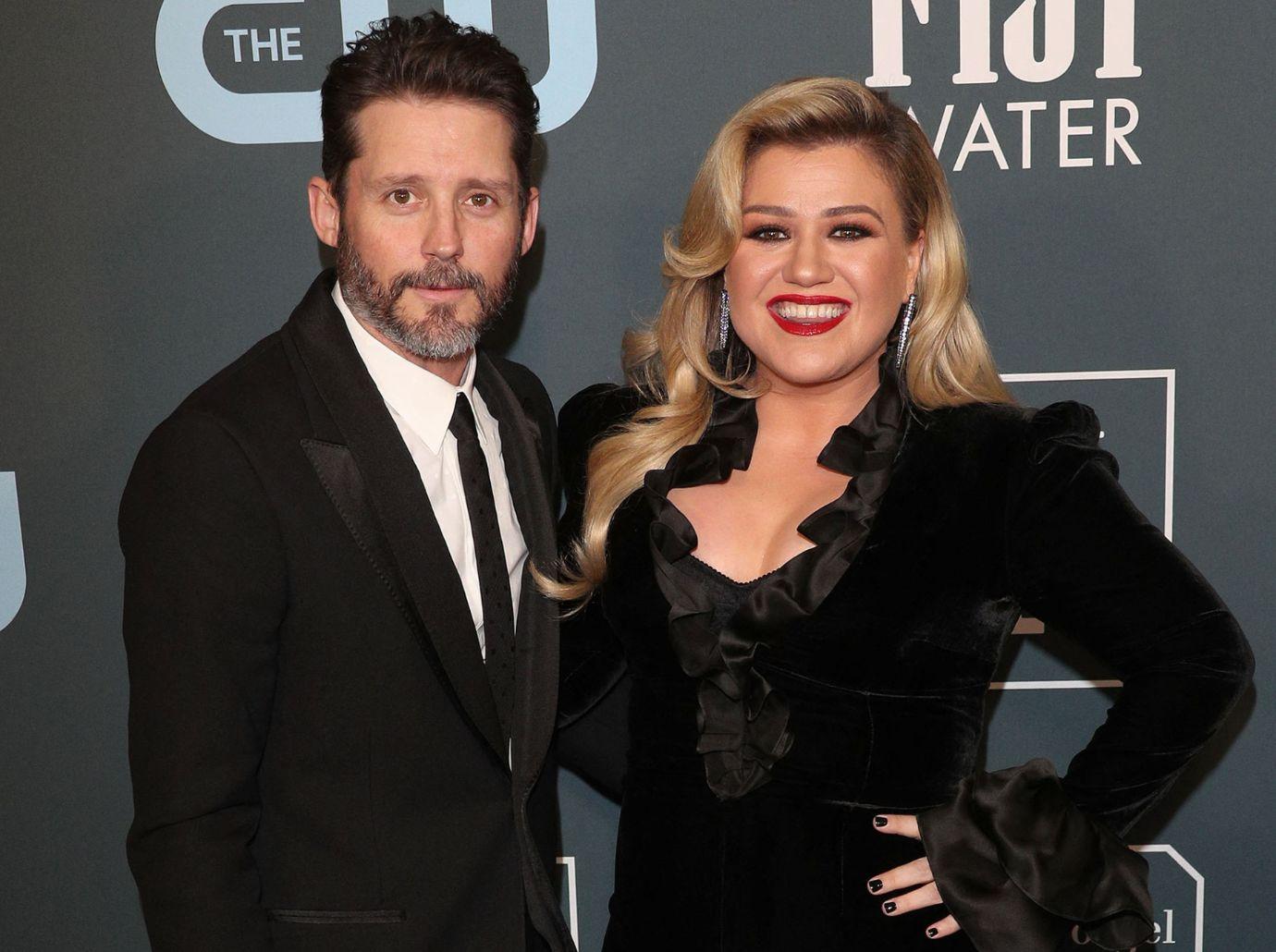 kelly clarkson brandon blackstock dismiss commissions lawsuit settle