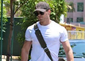 2010__07__Kellan_Lutz_July27_m 300&#215;217.jpg