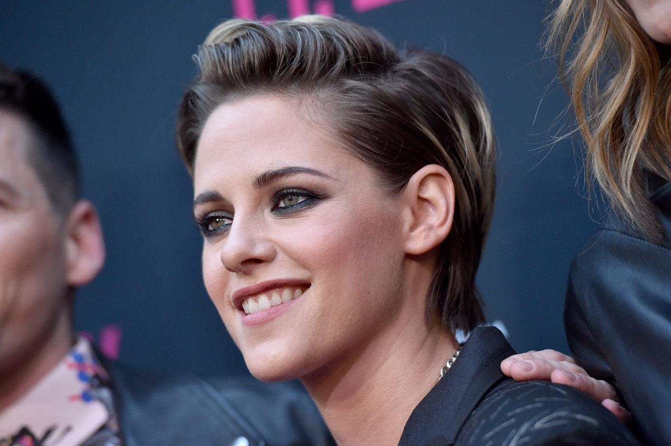 Kristen Stewart Says She Has The Power To Talk To Ghosts(02)
