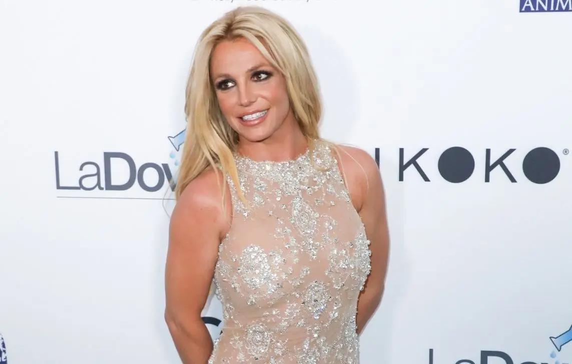 britney explains topless photos felt the weight of the world on her shoulders love freebritney movement