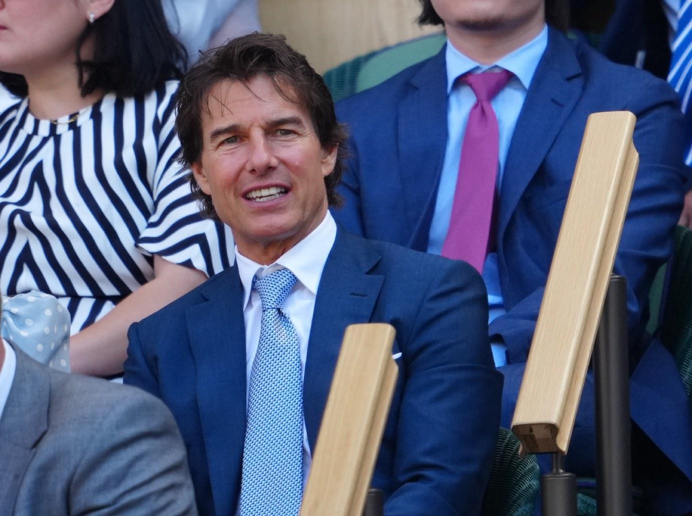 tom cruise ridiculed debuting orange spray tan oscars luncheon