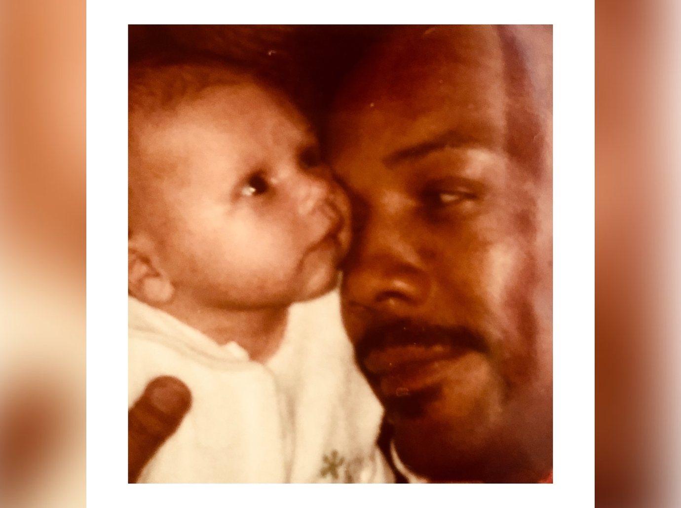 rashida jones gushes over dad quincy jones  days after death