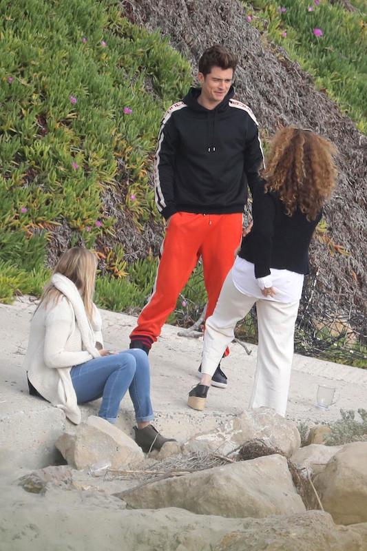 *EXCLUSIVE* Orlando Bloom gets chatty with female friends in Malibu