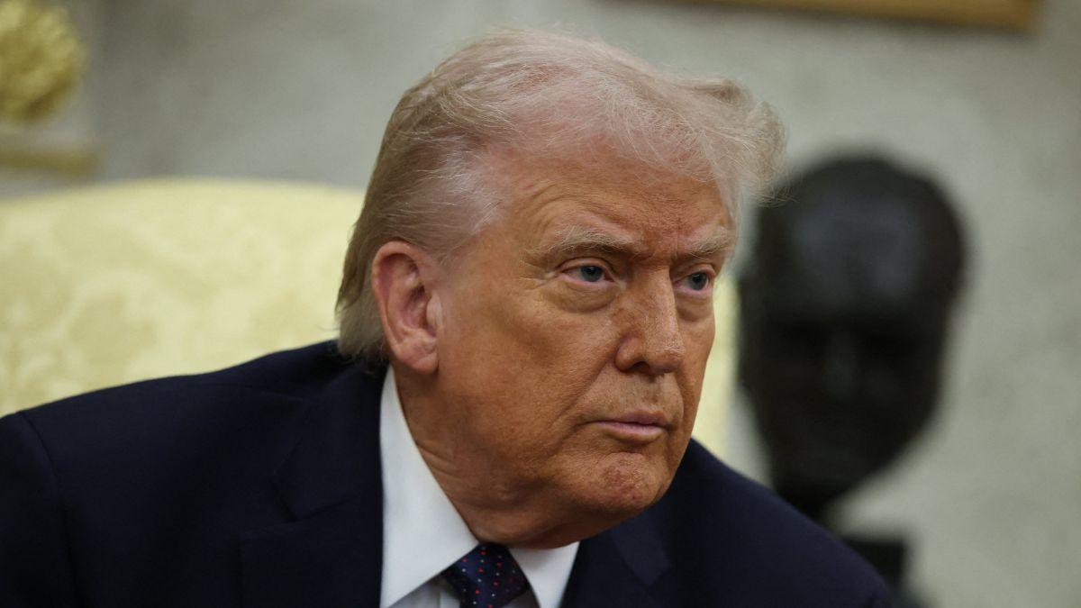 Image of Donald Trump emerged with a rash on his neck during a Medal of Honor ceremony at the White House.