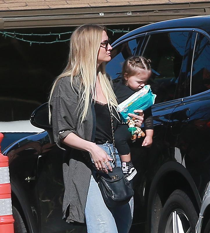 Exclusive&#8230; Ashlee Simpson, Evan Ross &amp; Their Daughter Jagger Grab Lunch With A Friend In Studio City