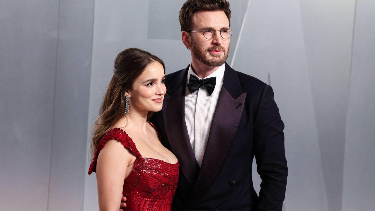 Image of Chris Evans proposed to Alba Baptista in Portuguese.