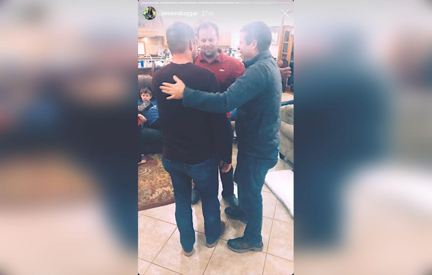 josh duggar dad jim bob hug