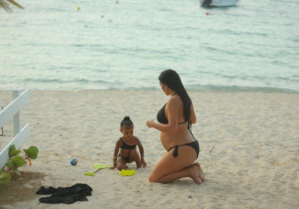 Kim kardashian north beach1