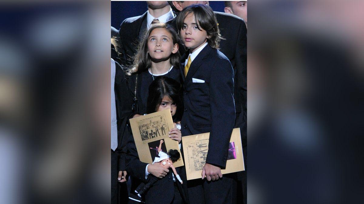 image of Paris Jackson honored her father at his memorial in July 2009.