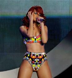 2011__07__Rihanna_July22newsneb 232×300.jpg
