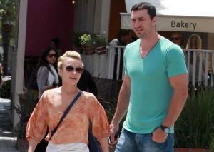 2011__04__Hayden_Panettiere_Wladimir_Klitschko_April12newsne 300×213.jpg