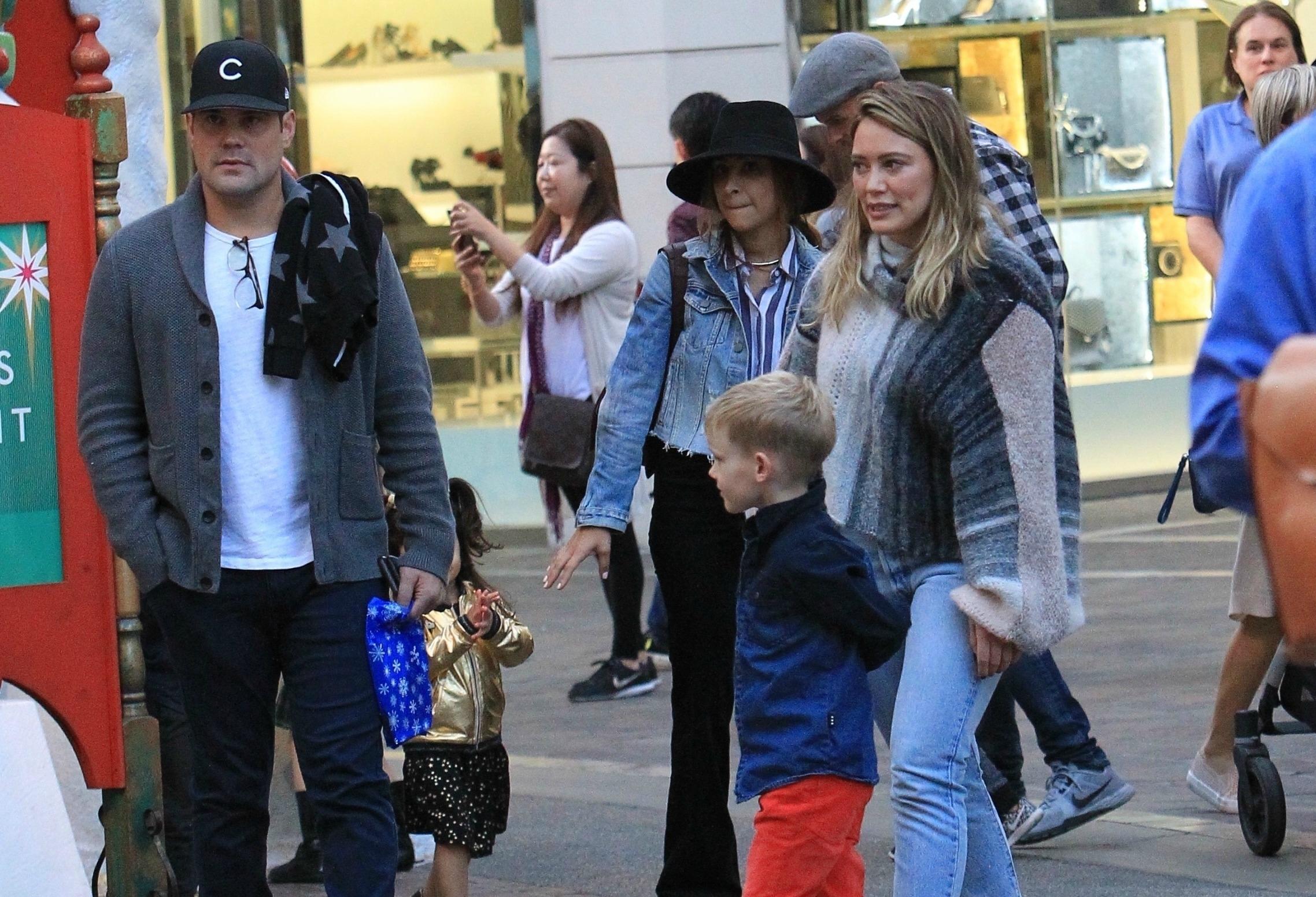 hilary duff ex mike comrie son luca santa pics 06