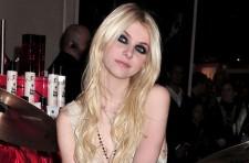 2010__01__victorias secret taylor_momsen_04_212 225&#215;148.jpg