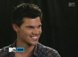 2011__04__Taylor_Lautner_April13newsnea 300&#215;222.jpg