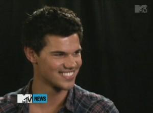 2011__04__Taylor_Lautner_April13newsnea 300×222.jpg