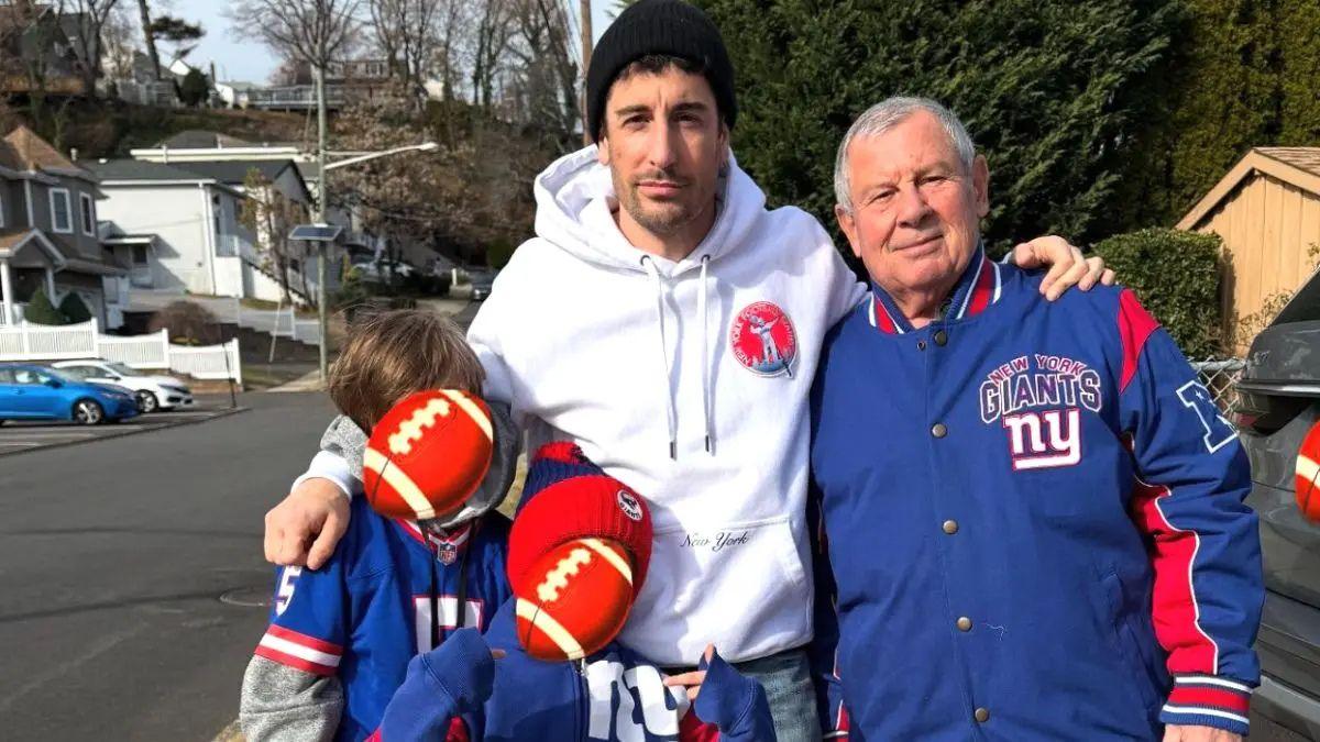 Photo of A source said Jason Biggs and Jenny Mollen are still 'connected' despite the split.