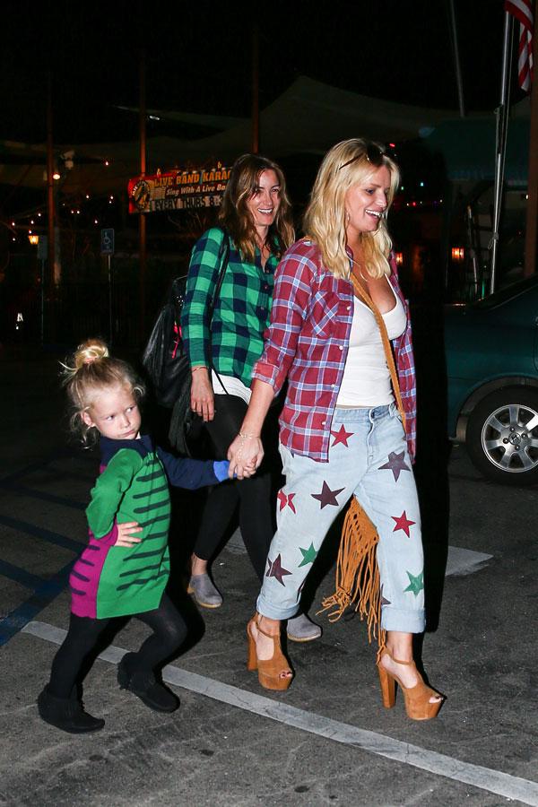 Jessica simpson daughter maxwell sassy posing dinner 03