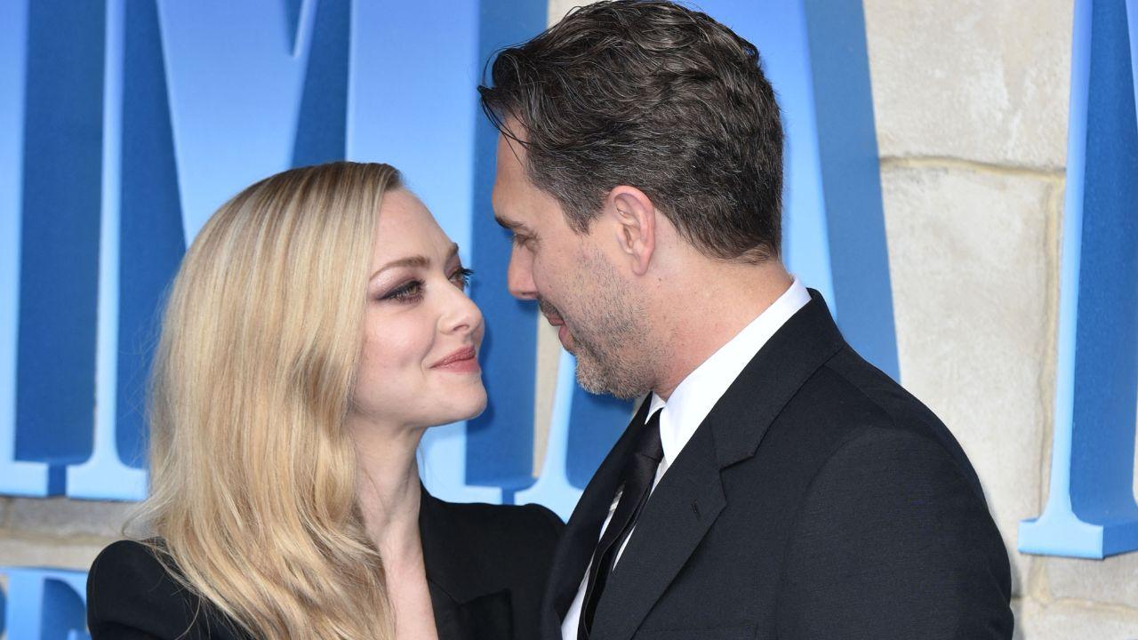 Image of Amanda Seyfried and Thomas Sadoski