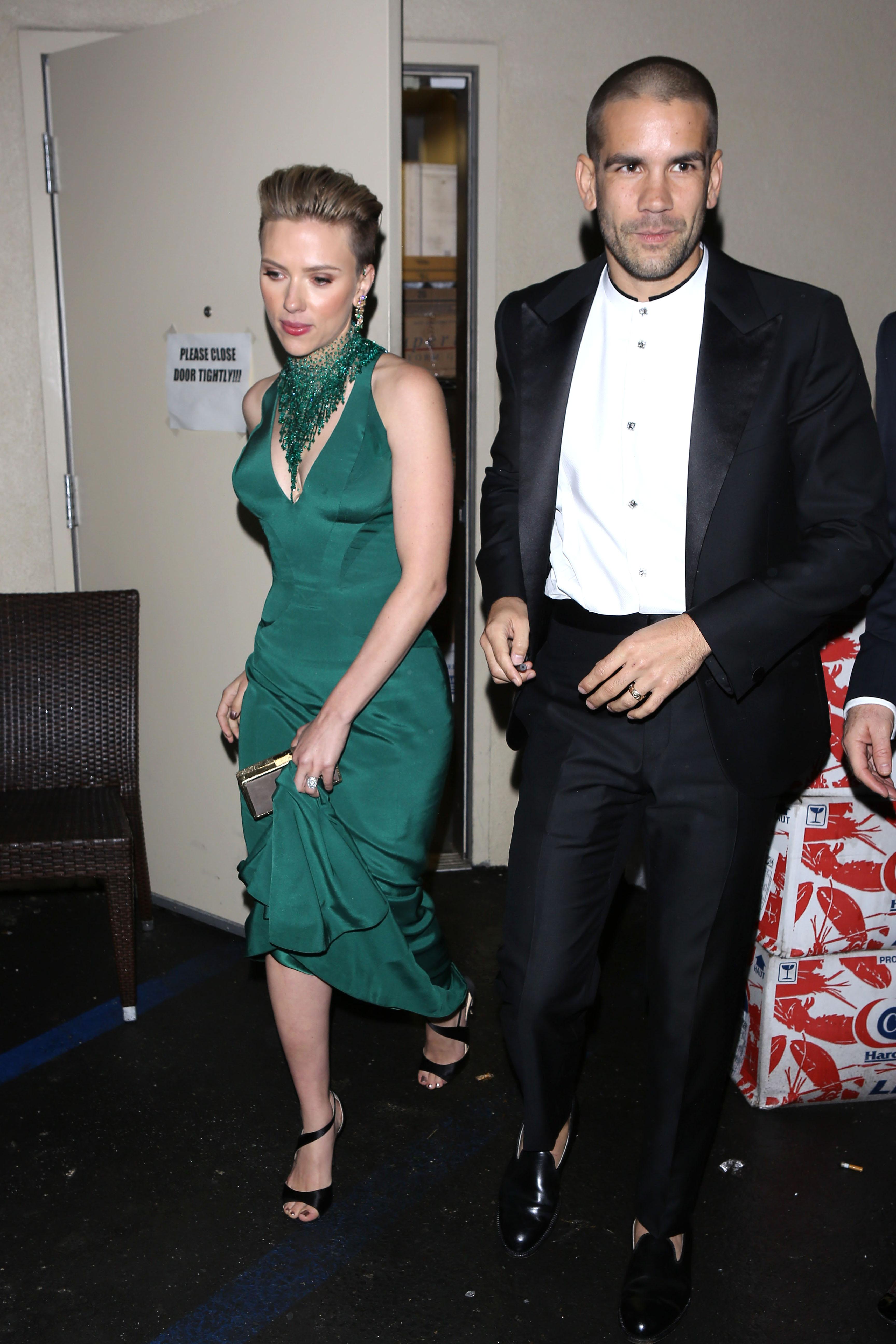 scarlett johansson romain duriac oscar awards dinner