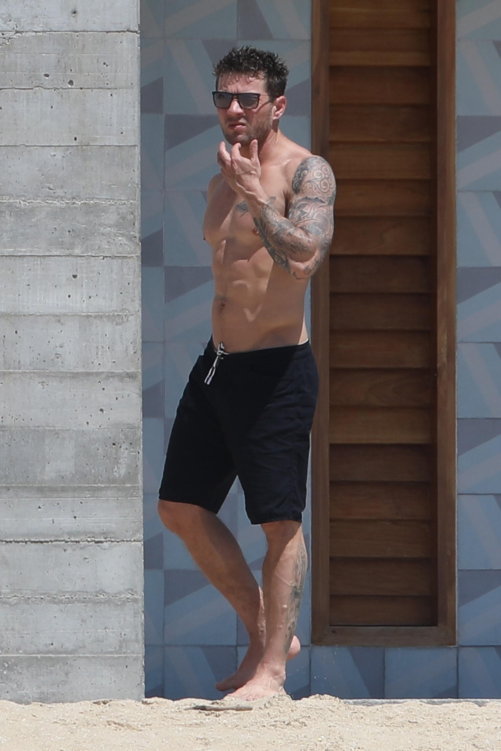 Ryan Phillippe Puts His Toned Abs On Full Display In Mexico