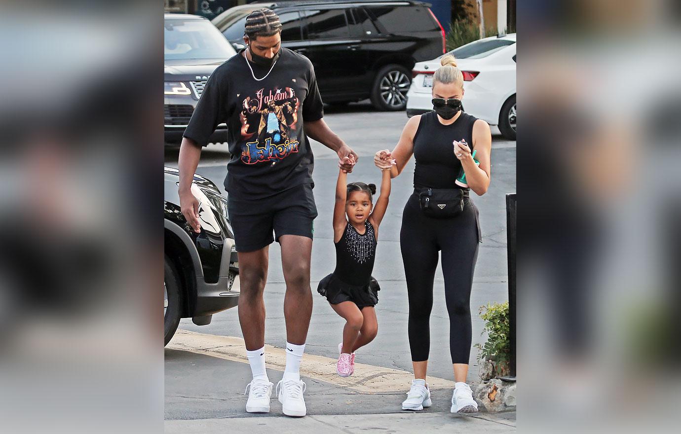 khloe kardashian disinvited tristan thompson family christmas eve bash changed her mind true ok