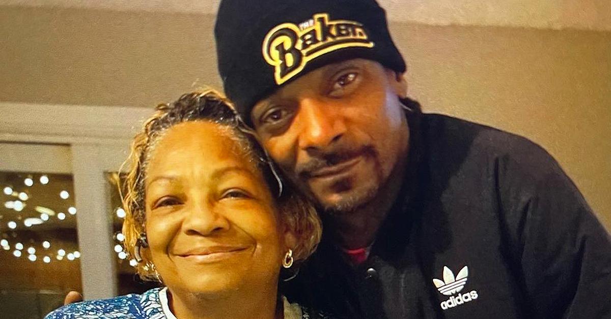 snoop dogg mom still fighting hospitalization rapper thanks fans prayers