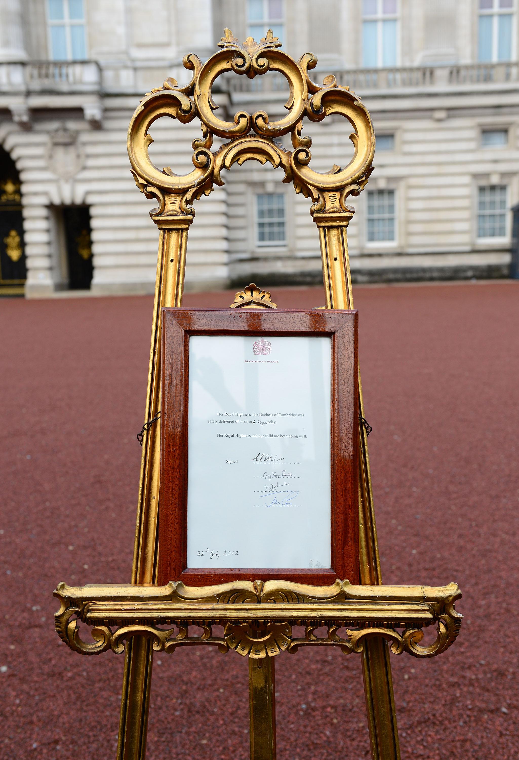 The easel declaring the birth of The Duke and Duchess of Cambridge&#8217;s son