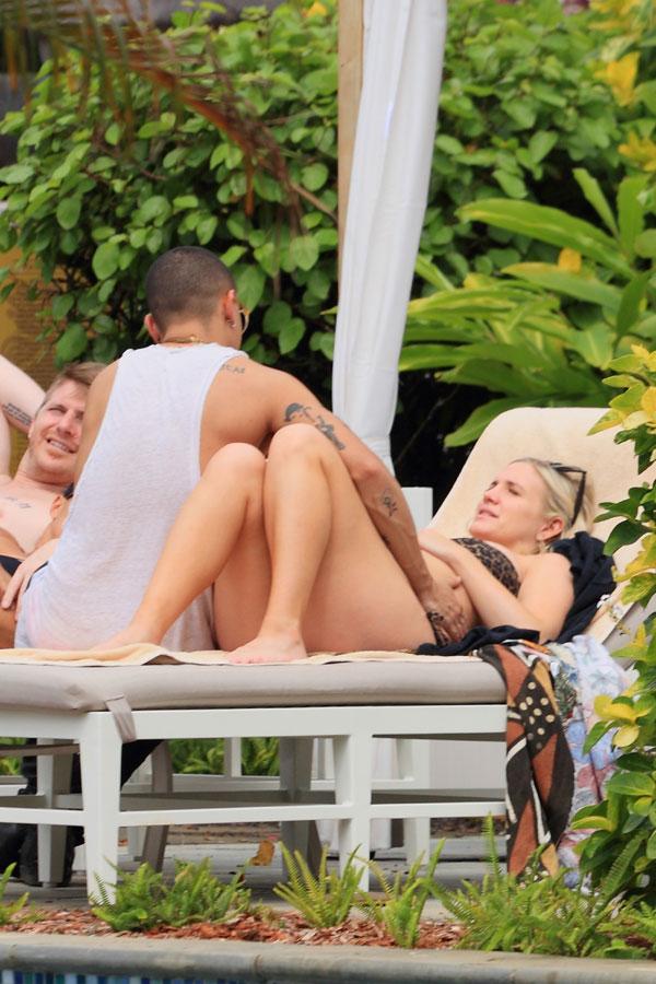 Evan ross rubs ashlee simpson baby bump 03