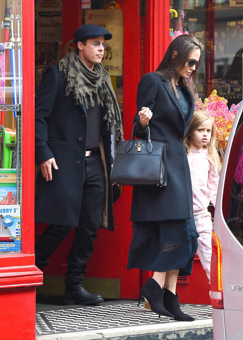 *PREMIUM EXCLUSIVE* Brad Pitt and Angelina Jolie treat the kids at the toy store