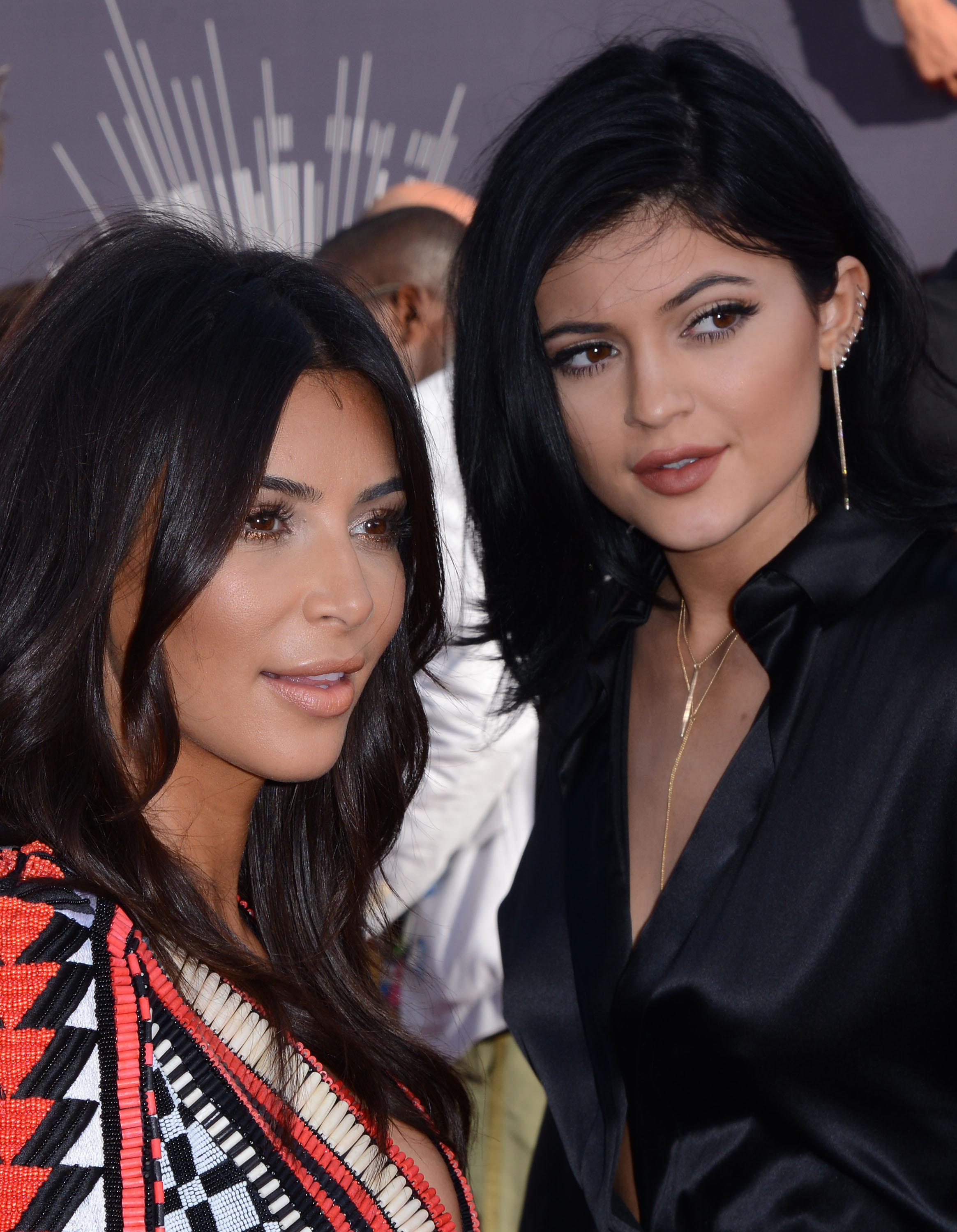 Kris jenner breaking up kardashian jenner family encourgaging feud