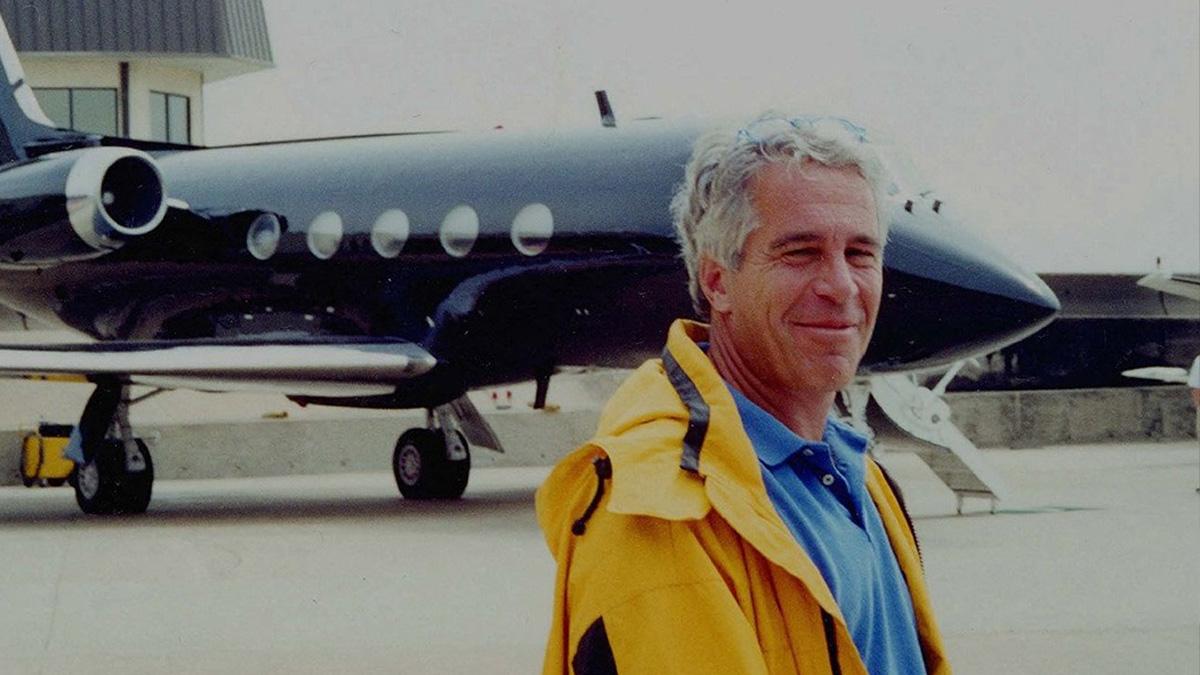 Image of 2018 messages show Howard Lutnick and Jeffrey Epstein actively discussing financial prospects.