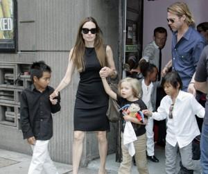 2011__08__angelina brad jolie pitt aug22 697 300×295.jpg