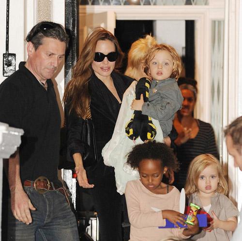 2011__09__Angelina Jolie Gwen stefani sept27 02_ _1.jpg