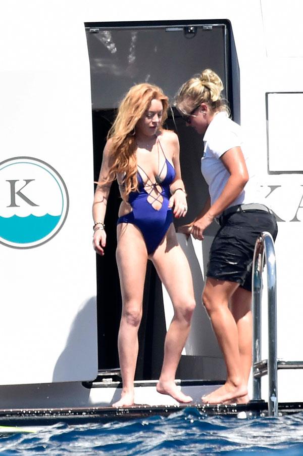 lindsay lohan pregnant baby bump smoking