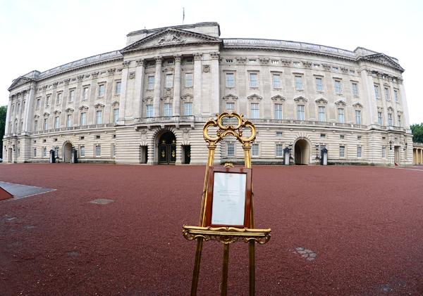 Royal-Baby-Easel-2