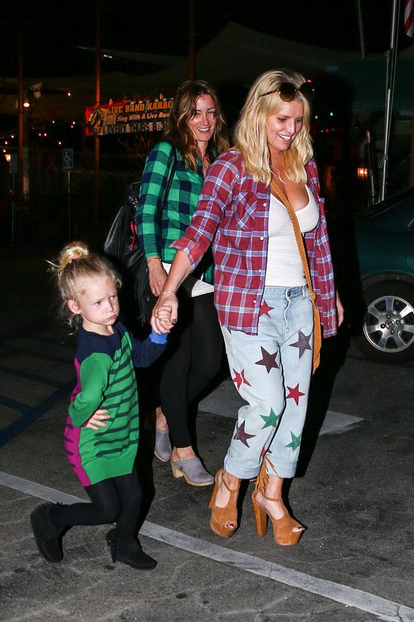 Jessica simpson daughter maxwell sassy posing dinner 04