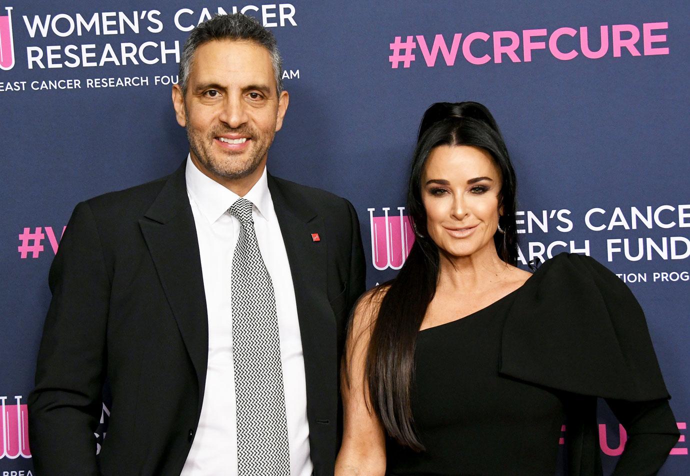 kyle richards husband mauricio umansky apologized to her costar erika jayne after laughing about her legal woes