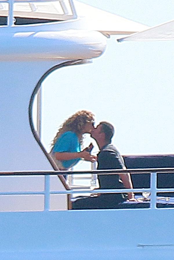 Mariah carey billionaire boyfriend james packer kissing pda yacht. 05