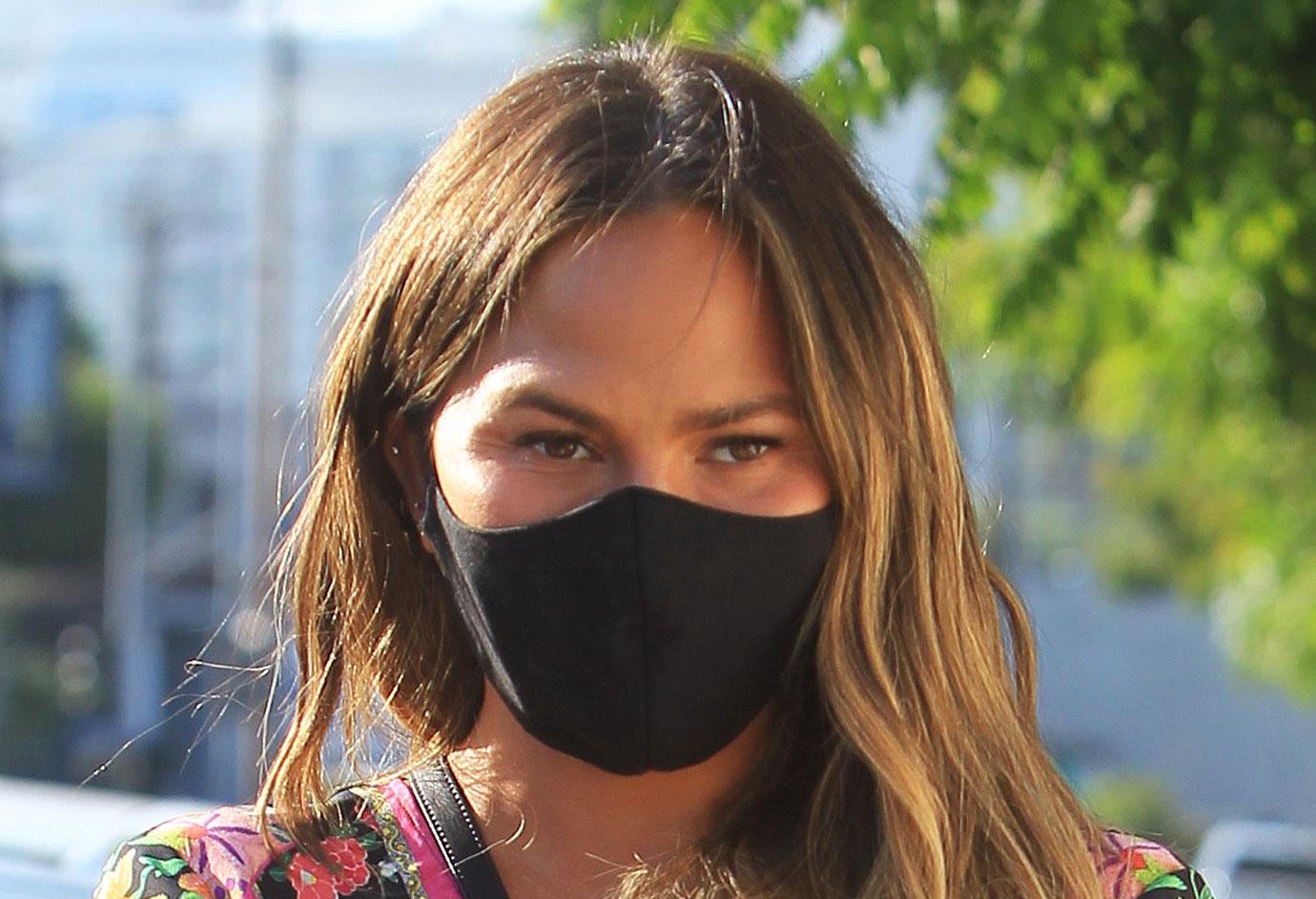 marmelade Fighter Personlig Celebrities Who Rock The Most Fashionable Face Masks: Ariana Grande, Bella  Hadid And More