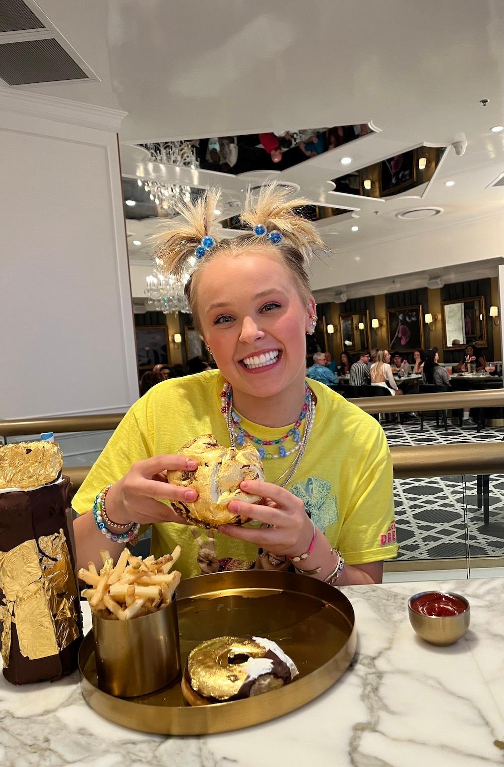 jojo siwa at sugar factory las vegas