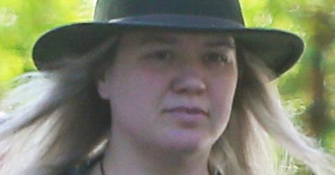 Kelly clarkson makeup free pics