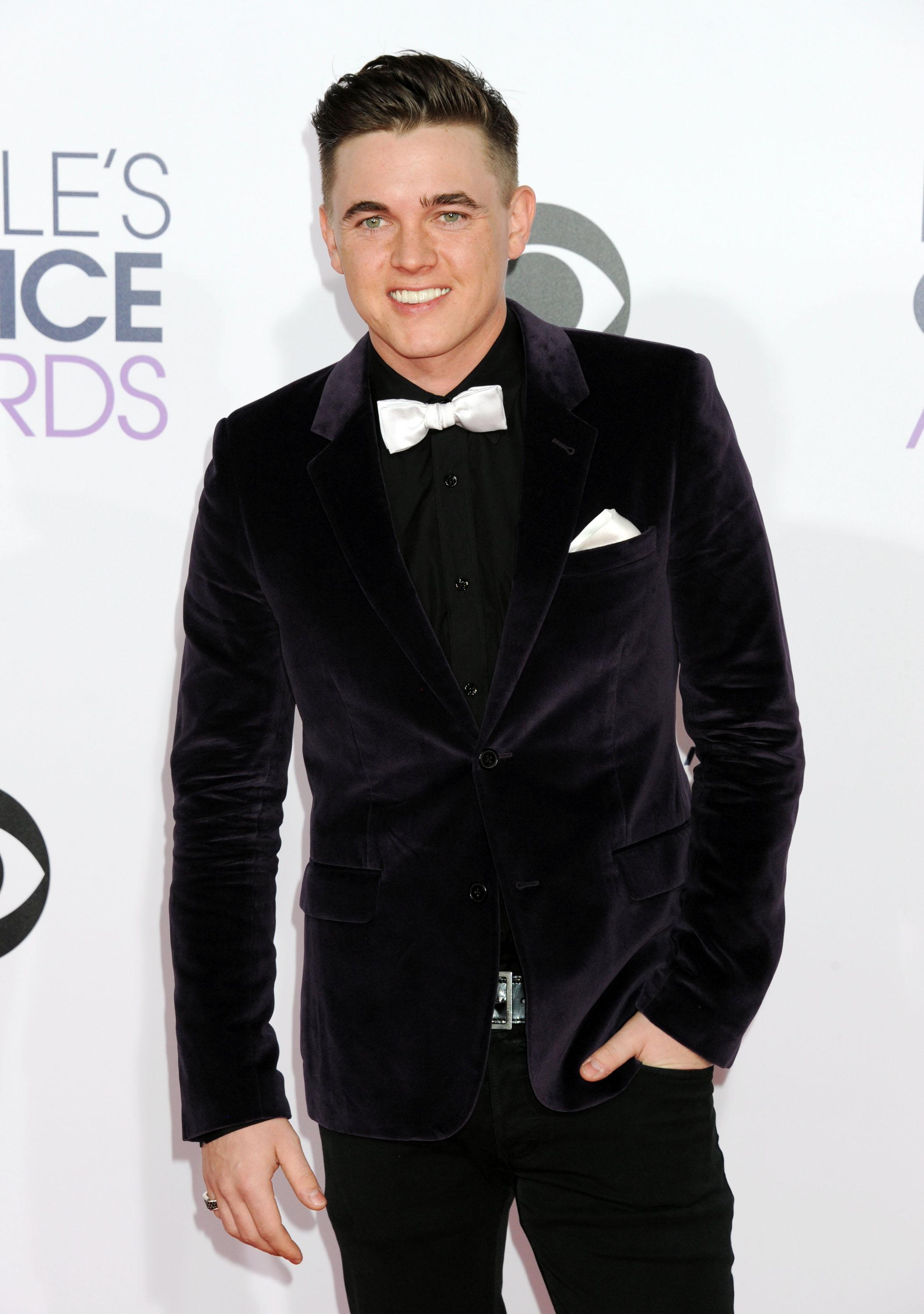 Jesse McCartney Rocks Edgy Purple YSL Blazer At People’s Choice Awards 2015