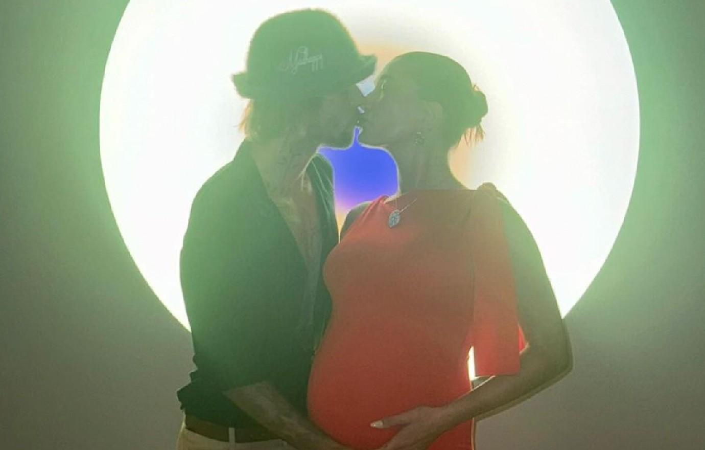 justin bieber kisses cradles hailey growing bump await baby photos