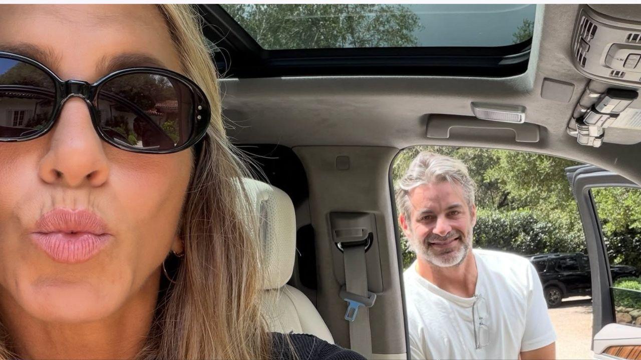 Image of Aniston and Curtis.