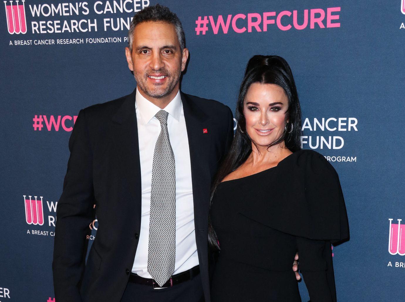 kyle richards humiliated mauricio kiss another woman public