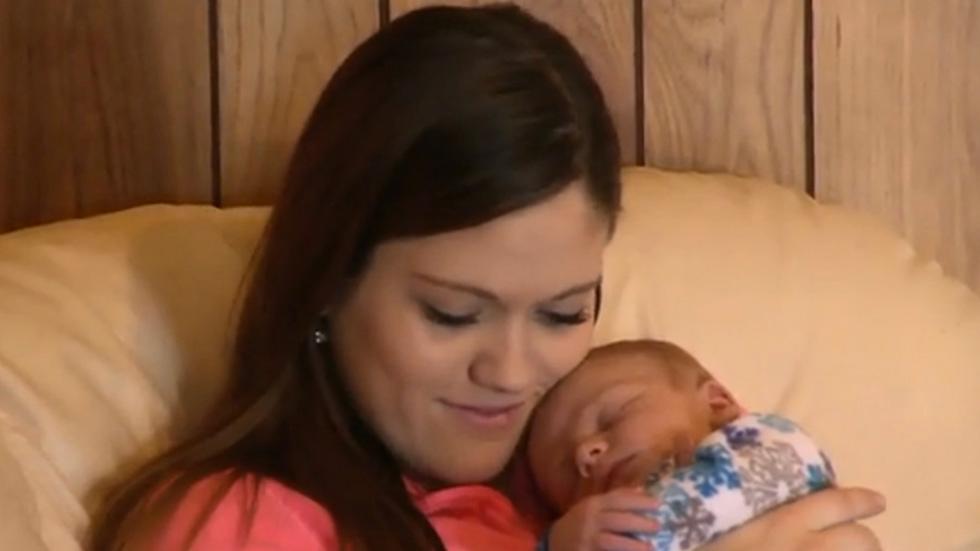 Bringing Up Bates Preview Zach And Whitney Adjust To Life As New Parents